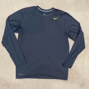 Men’s Large Nike Dark Gray Dri-Fit Long Sleeve T-shirt.